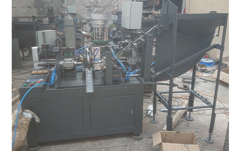 銷(xiāo)軸、螺栓-全自動(dòng)數(shù)控二軸鉆孔倒角一體機(jī)