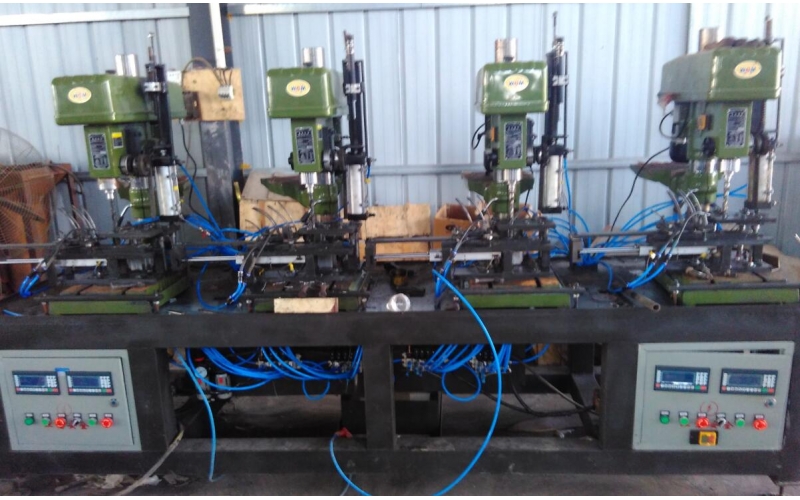 關節(jié)螺栓四軸鉆孔機