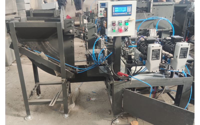 螺栓銷軸-三軸自動(dòng)鉆孔倒角機(jī)